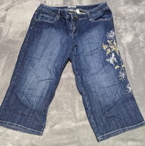 Capris with design on side
